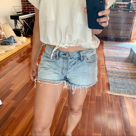 Levi’s 501 jean shorts in light wash - Picture 2 of 6